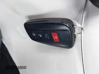 2023 Toyota RAV4 Hybrid XLE Premium z VIN 4T3B6RFV0PU132809, wystawiony jako IAAI lot #42646117 z przebiegiem 43 083 mil mil oraz . Historia ofert i sprzedaży dostępna na DreamBid. Obrazek 11.