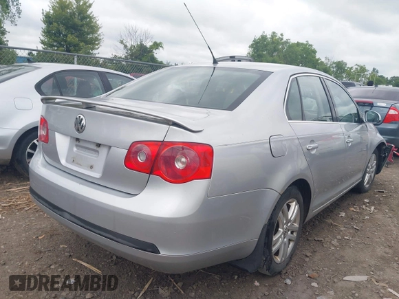 2007 Volkswagen Jetta Wolfsburg Edition z VIN 3VWEF71K77M166713, wystawiony jako IAAI lot #42746458 z przebiegiem 214 241 mil mil oraz . Historia ofert i sprzedaży dostępna na DreamBid. Obrazek 4.