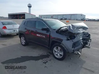 2022 Jeep Compass Altitude with VIN 3C4NJDBB8NT152417, listed as a IAAI auction lot 41064512 with 154,328 mi miles and . Bid and sale history available at carsss.com. Image 1.
