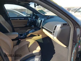 2016 Porsche Cayenne z VIN WP1AA2A25GLA05540, wystawiony jako IAAI lot #41330580 z przebiegiem 71 835 mil mil oraz . Historia ofert i sprzedaży dostępna na DreamBid. Obrazek 5.