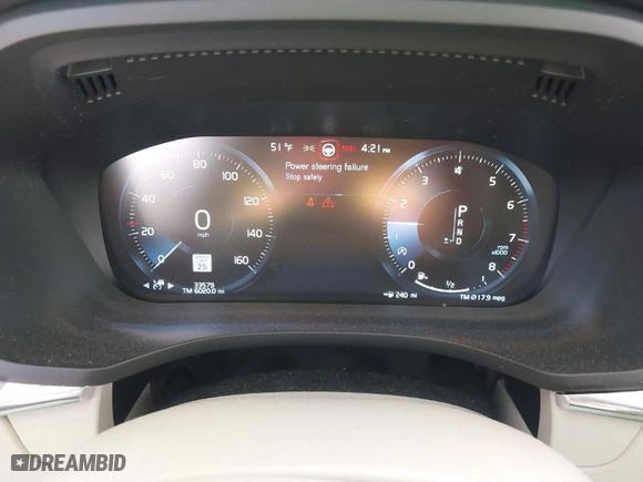 2018 Volvo XC60 Momentum with VIN LYVA22RKXJB101579, listed as a IAAI auction lot 41722082 with 33,579 mi miles. Bid and sale history available at carsss.com. Image 7.