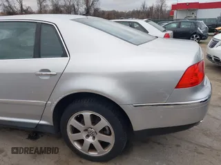 2004 Volkswagen Phaeton V8 z VIN WVWAF63D548007862, wystawiony jako IAAI lot #41721419 z przebiegiem 87 974 mil mil oraz . Historia ofert i sprzedaży dostępna na DreamBid. Obrazek 18.