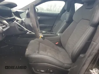 2022 Audi e-tron GT Premium Plus z VIN WAUCJBFW0N7001582, wystawiony jako Copart lot #84433364 z przebiegiem 29 221 mil mil oraz Szkody całkowita. Historia ofert i sprzedaży dostępna na DreamBid. Obrazek 7.