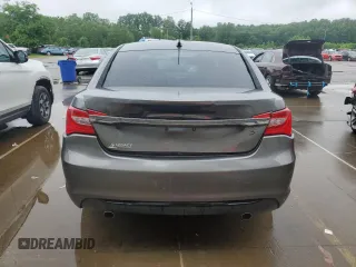 2012 Chrysler 200 Touring z VIN 1C3CCBBG3CN296962, wystawiony jako Copart lot #57275335 z przebiegiem 151 466 mil mil oraz Szkoda całkowita • Salvage title. Historia ofert i sprzedaży dostępna na DreamBid. Obrazek 6.