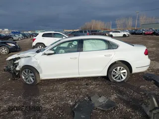 2018 Volkswagen Passat SE z VIN 1VWBA7A33JC025947, wystawiony jako IAAI lot #40748533 z przebiegiem 58 340 mil mil oraz . Historia ofert i sprzedaży dostępna na DreamBid. Obrazek 15.
