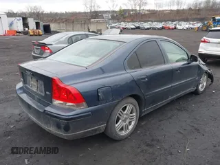 2007 Volvo S60 2.5L Turbo with VIN YV1RS592872640341, listed as a IAAI auction lot 41990029 with 117,957 mi miles. Bid and sale history available at carsss.com. Image 4.