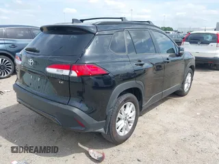 2024 Toyota Corolla Cross LE z VIN 7MUCAAAG8RV083172, wystawiony jako IAAI lot #42049180 z przebiegiem 26 642 mil mil oraz . Historia ofert i sprzedaży dostępna na DreamBid. Obrazek 4.