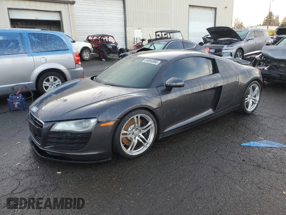 2010 Audi R8 z VIN WUAAUAFG0AN000963, wystawiony jako Copart lot #84955394 z przebiegiem 96 738 mil mil oraz Szkody całkowita. Historia ofert i sprzedaży dostępna na DreamBid. Obrazek 1.