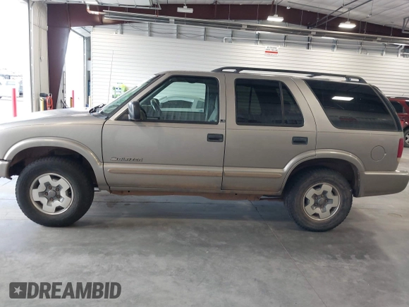 2002 Chevrolet Blazer LS z VIN 1GNDT13WX2K182268, wystawiony jako IAAI lot #41872743 z przebiegiem 135 008 mil mil oraz . Historia ofert i sprzedaży dostępna na DreamBid. Obrazek 14.