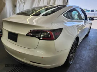2020 Tesla Model 3 Long Range z VIN 5YJ3E1EB0LF636678, wystawiony jako IAAI lot #42575821 z przebiegiem 65 515 mil mil oraz . Historia ofert i sprzedaży dostępna na DreamBid. Obrazek 13.