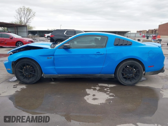 2011 Ford Mustang V6 z VIN 1ZVBP8AM2B5138727, wystawiony jako IAAI lot #41940117 z przebiegiem 173 824 mil mil oraz . Historia ofert i sprzedaży dostępna na DreamBid. Obrazek 14.