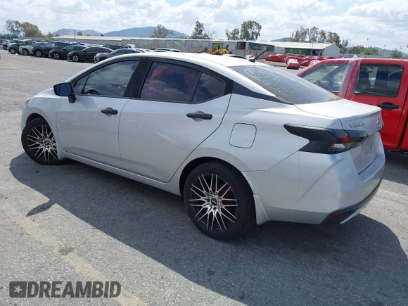 2020 Nissan Versa S z VIN 3N1CN8DVXLL882520, wystawiony jako IAAI lot #41896671 z przebiegiem 57 925 mil mil oraz . Historia ofert i sprzedaży dostępna na DreamBid. Obrazek 3.