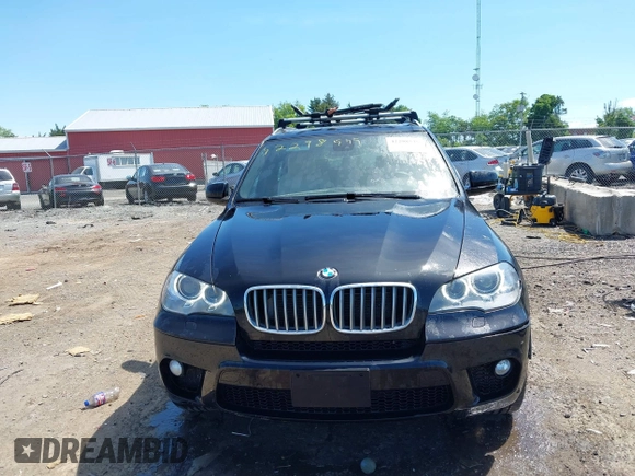 2013 BMW X5 xDrive50i z VIN 5UXZV8C54D0C15421, wystawiony jako IAAI lot #42298535 z przebiegiem 118 890 mil mil oraz . Historia ofert i sprzedaży dostępna na DreamBid. Obrazek 12.