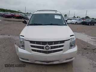2013 Cadillac Escalade Premium z VIN 1GYS4CEF8DR272495, wystawiony jako IAAI lot #42245832 z przebiegiem 203 818 mil mil oraz . Historia ofert i sprzedaży dostępna na DreamBid. Obrazek 12.