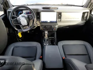2024 Ford Bronco Big Bend z VIN 1FMDE7BH7RLA03788, wystawiony jako Copart lot #48574295 z przebiegiem 10 597 mil mil oraz Szkoda całkowita • Salvage title. Historia ofert i sprzedaży dostępna na DreamBid. Obrazek 8.