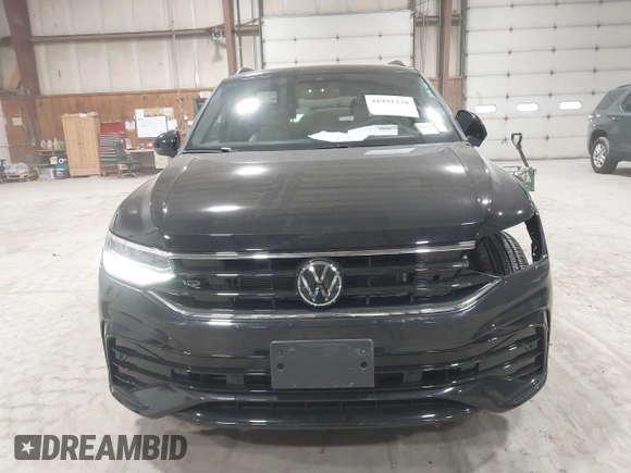 2024 Volkswagen Tiguan SE R-Line Black with VIN 3VV8B7AX8RM103700, listed as a IAAI auction lot 41991238 with 5,084 mi miles and . Bid and sale history available at DreamBid. Image 12.