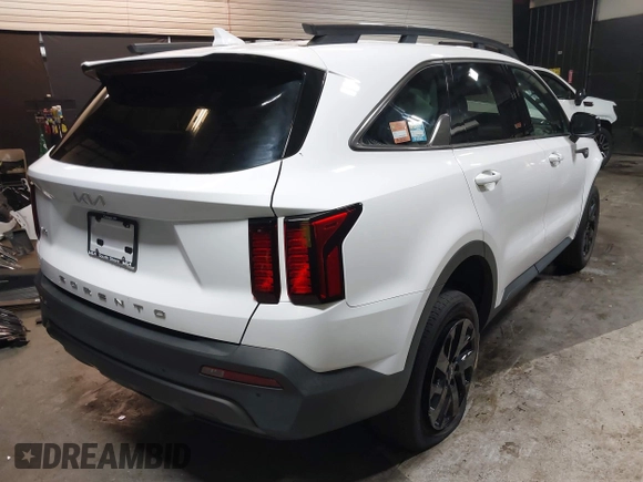 2022 Kia Sorento X-Line S z VIN 5XYRLDLC9NG118254, wystawiony jako IAAI lot #42109168 z przebiegiem 28 547 mil mil oraz . Historia ofert i sprzedaży dostępna na DreamBid. Obrazek 4.
