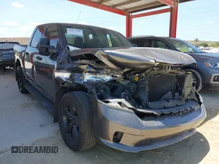 2018 Ram 1500 Express z VIN 1C6RR6KT3JS305402, wystawiony jako IAAI lot #42123190 z przebiegiem 52 898 mil mil oraz . Historia ofert i sprzedaży dostępna na DreamBid. Obrazek 1.