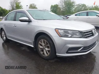 2017 Volkswagen Passat S z VIN 1VWAT7A38HC064419, wystawiony jako IAAI lot #42156027 z przebiegiem 81 062 mil mil oraz . Historia ofert i sprzedaży dostępna na DreamBid. Obrazek 1.