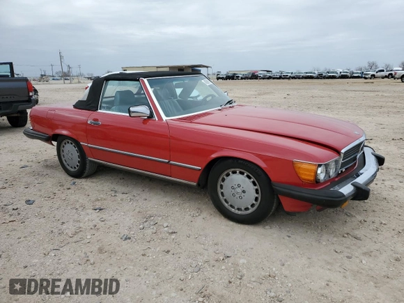 1986 Mercedes-Benz 560 SL z VIN WDBBA48D8GA054377, wystawiony jako Copart lot #45391915 z przebiegiem 98 728 mil mil oraz Szkody całkowita. Historia ofert i sprzedaży dostępna na DreamBid. Obrazek 4.