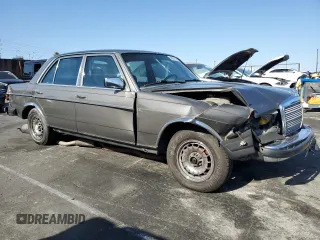 1984 Mercedes-Benz 300 D с VIN WDBAB33A1EA083118, выставлен на аукционе Copart как лот 56901585 с пробегом 157 356 миль миль и Списание • Salvage title. История ставок и продаж доступна на DreamBid. Изображение 4.