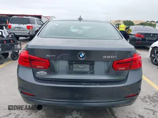 2016 BMW 3 Series 320i xDrive z VIN WBA8A3C53GK551754, wystawiony jako IAAI lot #42399516 z przebiegiem 135 571 mil mil oraz . Historia ofert i sprzedaży dostępna na DreamBid. Obrazek 16.