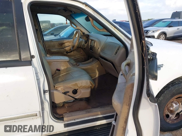 2000 Ford Expedition XLT with VIN 1FMRU1563YLA49729, listed as a IAAI auction lot 40613084 with 1 mi miles. Bid and sale history available at carsss.com. Image 5.