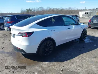 2021 Tesla Model Y Long Range with VIN 5YJYGAEE6MF196610, listed as a IAAI auction lot 41516909 with 30,431 mi miles. Bid and sale history available at carsss.com. Image 4.