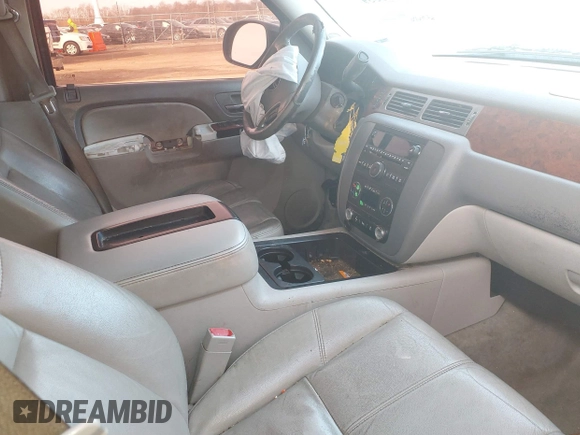 2014 GMC Yukon XL SLT with VIN 1GKS2KE74ER213562, listed as a IAAI auction lot 41493559 with 253,616 mi miles. Bid and sale history available at carsss.com. Image 5.