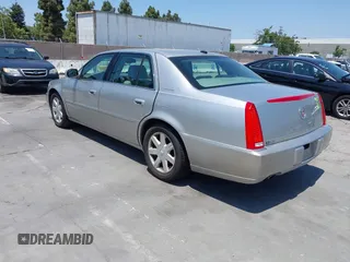 2006 Cadillac DTS 1SC z VIN 1G6KD57Y96U231893, wystawiony jako IAAI lot #42455221 z przebiegiem 135 807 mil mil oraz . Historia ofert i sprzedaży dostępna na DreamBid. Obrazek 3.