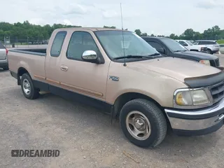 1997 Ford F-150 z VIN 1FTDX1764VNA48978, wystawiony jako IAAI lot #42310775 z przebiegiem 102 965 mil mil oraz . Historia ofert i sprzedaży dostępna na DreamBid. Obrazek 1.