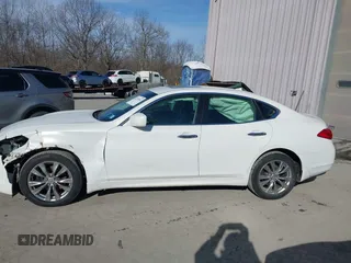 2013 Infiniti M z VIN JN1BY1AR6DM602021, wystawiony jako IAAI lot #41397484 z przebiegiem 226 584 mil mil oraz . Historia ofert i sprzedaży dostępna na DreamBid. Obrazek 14.