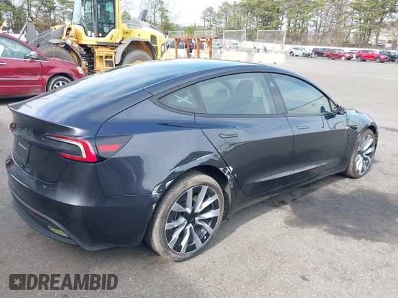 2024 Tesla Model 3 z VIN 5YJ3E1EA4RF742745, wystawiony jako IAAI lot #42085235 z przebiegiem 28 094 mil mil oraz . Historia ofert i sprzedaży dostępna na DreamBid. Obrazek 4.