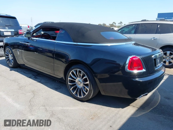 2018 Rolls-Royce Dawn z VIN SCA666D59JU115652, wystawiony jako IAAI lot #39811506 z przebiegiem 21 608 mil mil oraz . Historia ofert i sprzedaży dostępna na DreamBid. Obrazek 3.