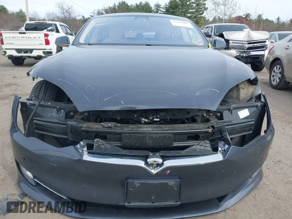 2017 Tesla Model S 100D z VIN 5YJSA1E28HF229836, wystawiony jako IAAI lot #42011901 z przebiegiem 81 012 mil mil oraz . Historia ofert i sprzedaży dostępna na DreamBid. Obrazek 6.