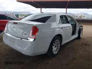2014 Chrysler 300 z VIN 2C3CCAAG3EH380027, wystawiony jako IAAI lot #42191831 z przebiegiem 137 751 mil mil oraz . Historia ofert i sprzedaży dostępna na DreamBid. Obrazek 4.
