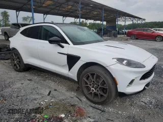 2021 Aston Martin DBX z VIN SCFVUJAW8MTV01405, wystawiony jako Copart lot #56564704 z przebiegiem 12 386 mil mil oraz Szkody całkowita. Historia ofert i sprzedaży dostępna na DreamBid. Obrazek 4.