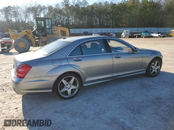 2010 Mercedes-Benz S 550 z VIN WDDNG8GB1AA323840, wystawiony jako Copart lot #44756815 z przebiegiem 138 034 mil mil oraz Szkoda całkowita • Salvage title. Historia ofert i sprzedaży dostępna na DreamBid. Obrazek 3.