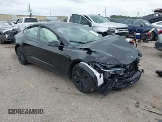 2025 Tesla Model 3 Long Range z VIN 5YJ3E1EA6SF904946, wystawiony jako IAAI lot #42124001 z przebiegiem Nie podano mil oraz . Historia ofert i sprzedaży dostępna na DreamBid. Obrazek 1.