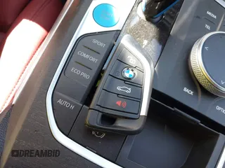 2023 BMW i4 eDrive40 z VIN WBY73AW08PFN72118, wystawiony jako IAAI lot #41849570 z przebiegiem 27 118 mil mil oraz . Historia ofert i sprzedaży dostępna na DreamBid. Obrazek 11.
