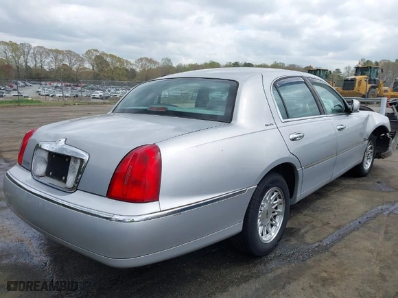 1999 Lincoln Town Car Signature with VIN 1LNFM82W6XY608644, listed as a IAAI auction lot 41922386 with 1 mi miles. Bid and sale history available at carsss.com. Image 4.