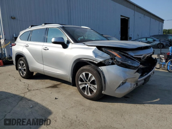 2021 Toyota Highlander XLE with VIN 5TDHZRBH6MS528368, listed as a Copart auction lot 59652945 with 102,712 mi miles and Salvage title. Bid and sale history available at DreamBid. Image 4.