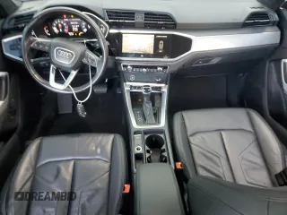 2023 Audi Q3 S line Premium z VIN WA1DECF35P1094199, wystawiony jako Copart lot #52099525 z przebiegiem 50 304 mil mil oraz Szkody całkowita. Historia ofert i sprzedaży dostępna na DreamBid. Obrazek 8.
