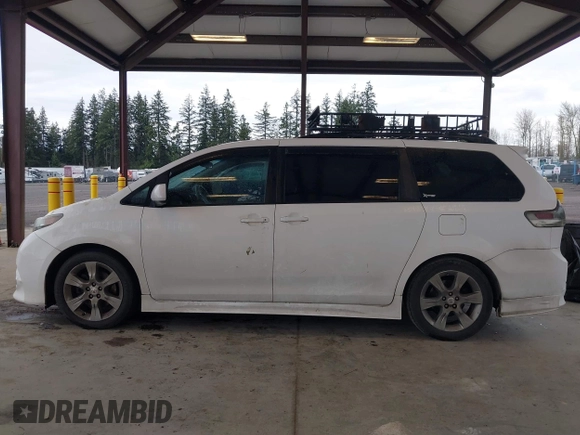 2011 Toyota Sienna SE with VIN 5TDXK3DC0BS060424, listed as a IAAI auction lot 41895621 with 149,332 mi miles. Bid and sale history available at carsss.com. Image 14.