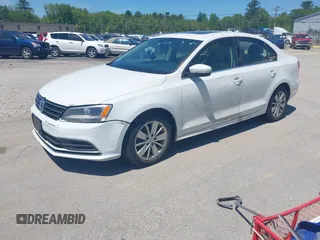 2015 Volkswagen Jetta SE z VIN 3VWD17AJ5FM233468, wystawiony jako IAAI lot #42366037 z przebiegiem 301 992 mil mil oraz . Historia ofert i sprzedaży dostępna na DreamBid. Obrazek 2.