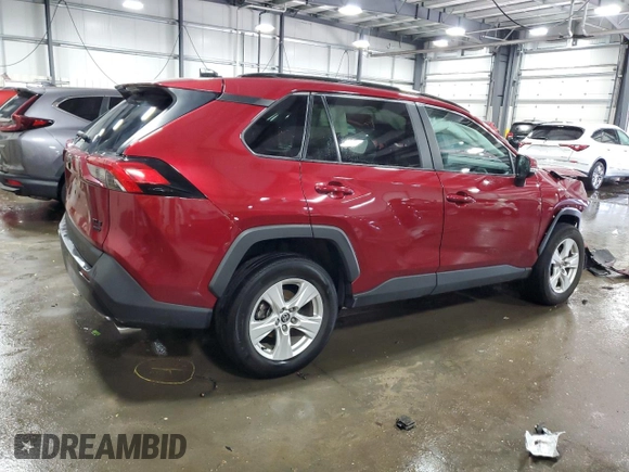 2021 Toyota RAV4 XLE z VIN 2T3P1RFV0MW206150, wystawiony jako Copart lot #57172615 z przebiegiem 55 051 mil mil oraz Szkoda całkowita • Salvage title. Historia ofert i sprzedaży dostępna na DreamBid. Obrazek 3.