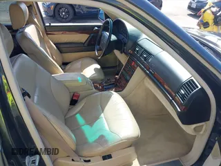 1993 Mercedes-Benz 500 z VIN WDBGA51E5PA138123, wystawiony jako IAAI lot #42012923 z przebiegiem 141 594 mil mil oraz . Historia ofert i sprzedaży dostępna na DreamBid. Obrazek 5.