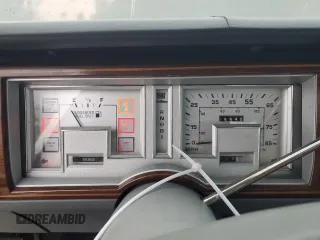 1988 Mercury Grand Marquis GS z VIN 2MEBM74F3JX707373, wystawiony jako Copart lot #53880905 z przebiegiem 5540 mil mil oraz Tytuł czysty. Historia ofert i sprzedaży dostępna na DreamBid. Obrazek 9.