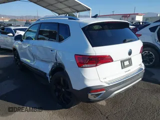 2022 Volkswagen Taos SE z VIN 3VVLX7B20NM097528, wystawiony jako IAAI lot #41152253 z przebiegiem 45 607 mil mil oraz . Historia ofert i sprzedaży dostępna na DreamBid. Obrazek 3.
