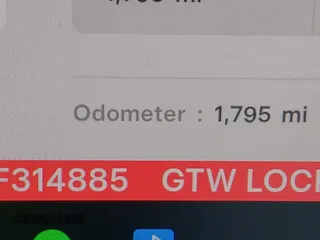 2025 Tesla Model Y Long Range z VIN 7SAYGDED0SF314885, wystawiony jako IAAI lot #41871384 z przebiegiem 1 795 mil mil oraz . Historia ofert i sprzedaży dostępna na DreamBid. Obrazek 16.